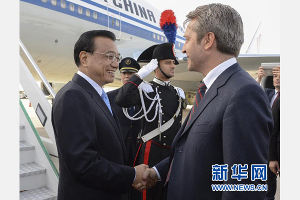 10月14日，國務(wù)院總理李克強(qiáng)乘專機(jī)抵達(dá)羅馬，開始對意大利進(jìn)行正式訪問，意大利政府高級官員到機(jī)場迎接。 新華社記者李學(xué)仁攝