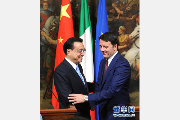 10月14日，中國國務(wù)院總理李克強(qiáng)與意大利總理倫齊在羅馬舉行會(huì)談后共同會(huì)見記者。 新華社記者 饒愛民 攝 