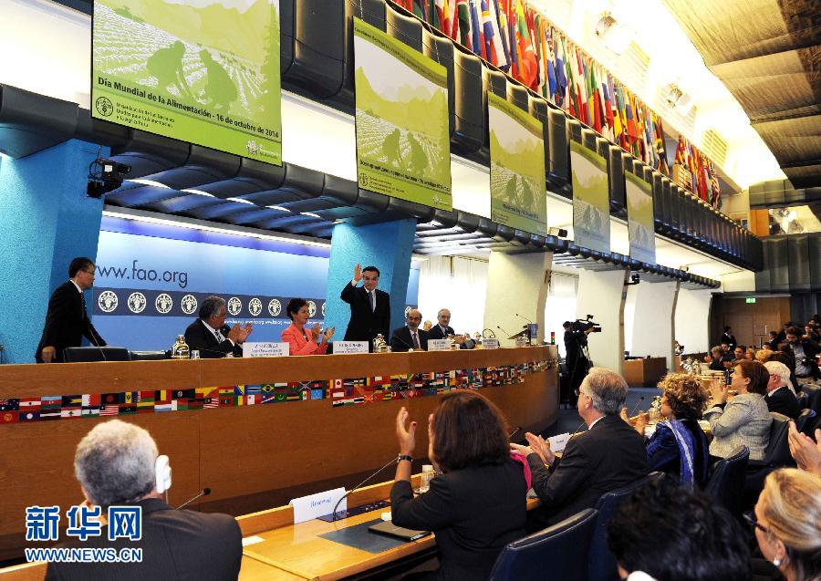 10月15日，中國國務院總理李克強在格拉齊亞諾總干事的陪同下在位于羅馬的聯(lián)合國糧農(nóng)組織總部發(fā)表演講。 新華社記者 饒愛民 攝 