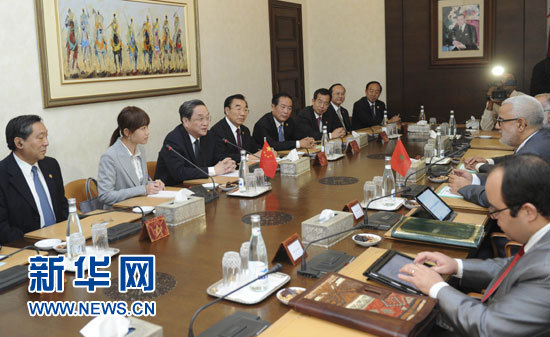 11月3日，全國政協(xié)主席俞正聲在拉巴特會見摩洛哥政府首腦本·基蘭。 新華社記者 張鐸 攝