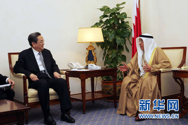 11月6日，正在巴林進(jìn)行正式友好訪問的全國(guó)政協(xié)主席俞正聲在麥納麥會(huì)見巴林副首相穆罕默德。 新華社記者劉衛(wèi)兵攝