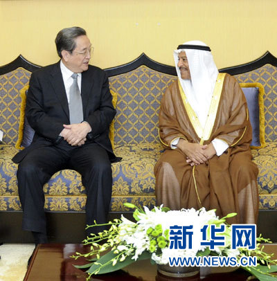 11月6日，正在巴林進(jìn)行正式友好訪問的全國(guó)政協(xié)主席俞正聲在麥納麥與巴林協(xié)商會(huì)議主席阿里舉行會(huì)談。 新華社記者 張鐸 攝