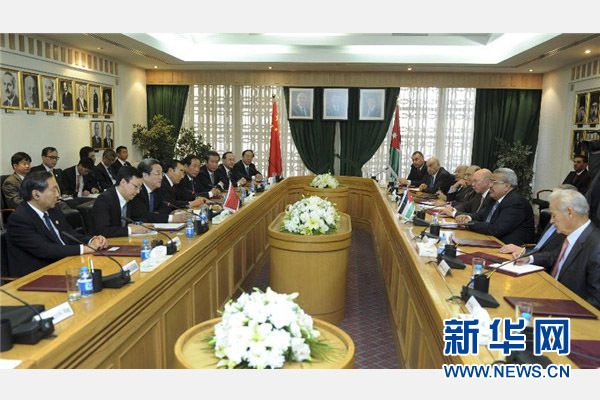 11月9日，正在約旦進(jìn)行正式友好訪問的全國(guó)政協(xié)主席俞正聲在安曼與約旦參議長(zhǎng)拉瓦比德進(jìn)行會(huì)談。 新華社記者 張鐸 攝 