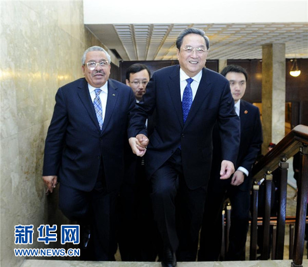 11月9日，正在約旦進(jìn)行正式友好訪問的全國(guó)政協(xié)主席俞正聲在安曼與約旦參議長(zhǎng)拉瓦比德進(jìn)行會(huì)談。這是會(huì)談前，俞正聲與拉瓦比德攜手步入會(huì)場(chǎng)。新華社記者 張鐸 攝 