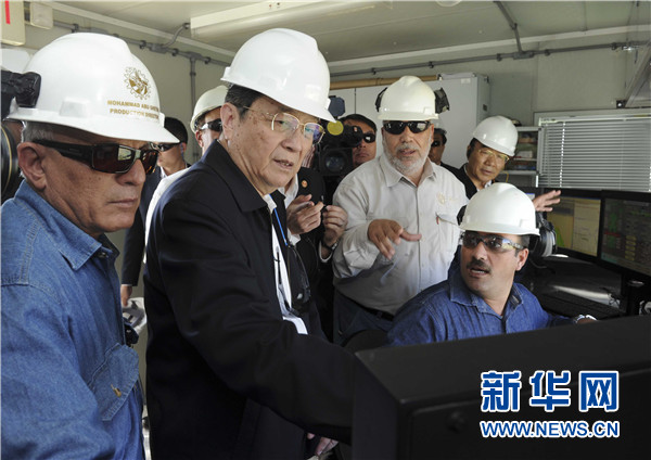 11月8日，正在約旦進(jìn)行正式友好訪問的全國(guó)政協(xié)主席俞正聲在安曼參觀阿拉伯鉀肥公司。這是俞正聲在采鹽船上仔細(xì)詢問開采情況。 新華社記者 張鐸 攝