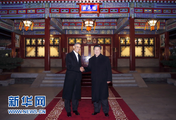 11月11日晚，國(guó)家主席習(xí)近平在中南海同美國(guó)總統(tǒng)奧巴馬舉行會(huì)晤。這是兩國(guó)元首在瀛臺(tái)涵元殿前握手。 新華社記者鞠鵬攝