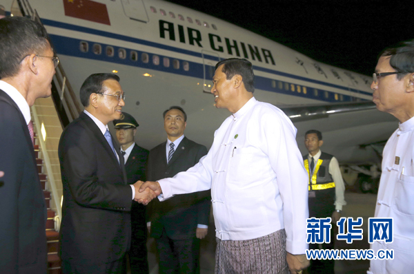這是李克強(qiáng)在機(jī)場(chǎng)受到緬甸政府高級(jí)官員熱情迎接。新華社記者鞠鵬攝