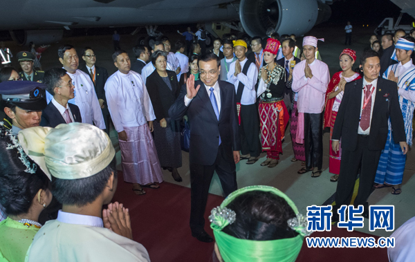 11月12日，中國(guó)國(guó)務(wù)院總理李克強(qiáng)抵達(dá)內(nèi)比都，出席東亞合作領(lǐng)導(dǎo)人系列會(huì)議并對(duì)緬甸進(jìn)行正式訪問(wèn)。 新華社記者王曄攝