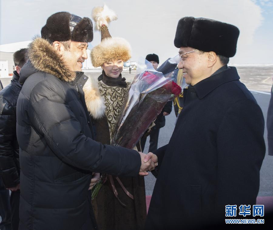 12月14日，應(yīng)哈薩克斯坦共和國總理馬西莫夫邀請，國務(wù)院總理李克強乘專機抵達阿斯塔納國際機場，開始對哈薩克斯坦進行正式訪問，舉行中哈總理第二次定期會晤，并出席上海合作組織成員國政府首腦理事會第十三次會議。這是馬西莫夫到機場迎接李克強。新華社記者 黃敬文 攝