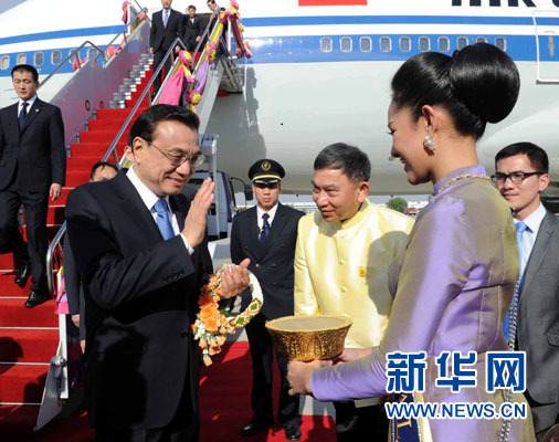 12月19日，中國國務(wù)院總理李克強(qiáng)抵達(dá)曼谷，出席大湄公河次區(qū)域經(jīng)濟(jì)合作領(lǐng)導(dǎo)人第五次會(huì)議。新華社記者饒愛民攝