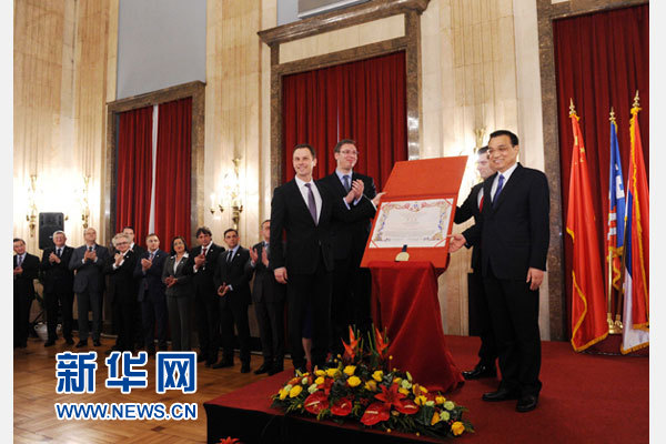 12月18日，中國國務(wù)院總理李克強在貝爾格萊德市政廳接受“貝爾格萊德榮譽市民”證書，塞爾維亞總理武契奇陪同出席。隨后，李克強同塞各界知名人士親切會見并互動交流。新華社記者 饒愛民 攝