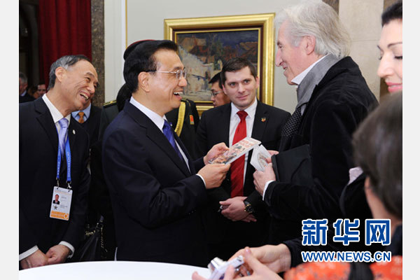 12月18日，中國國務(wù)院總理李克強在貝爾格萊德市政廳接受“貝爾格萊德榮譽市民”證書，塞爾維亞總理武契奇陪同出席。隨后，李克強同塞各界知名人士親切會見并互動交流。這是李克強同電影《瓦爾特保衛(wèi)薩拉熱窩》的演員薩馬爾季奇親切交談。新華社記者 饒愛民 攝