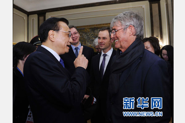 12月18日，中國國務(wù)院總理李克強在貝爾格萊德市政廳接受“貝爾格萊德榮譽市民”證書，塞爾維亞總理武契奇陪同出席。隨后，李克強同塞各界知名人士親切會見并互動交流。這是李克強同著名足球教練米盧蒂諾維奇親切交談。新華社記者 饒愛民 攝