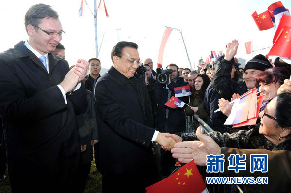 12月18日，中國國務(wù)院總理李克強(qiáng)在貝爾格萊德同塞爾維亞總理武契奇共同出席貝爾格萊德跨多瑙河大橋竣工儀式。這是李克強(qiáng)在儀式現(xiàn)場(chǎng)同塞爾維亞群眾親切握手。新華社記者 饒愛民 攝