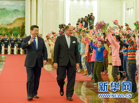 1月6日，國家主席習(xí)近平在北京人民大會(huì)堂同哥斯達(dá)黎加總統(tǒng)索利斯舉行會(huì)談。這是會(huì)談前，習(xí)近平在人民大會(huì)堂北大廳為索利斯舉行歡迎儀式。新華社記者 李學(xué)仁 攝