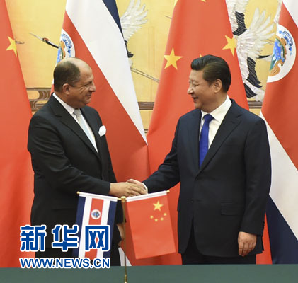 1月6日，中國國家主席習(xí)近平在北京人民大會(huì)堂同哥斯達(dá)黎加總統(tǒng)索利斯舉行會(huì)談。這是習(xí)近平與索利斯在簽字儀式后握手。 新華社記者 張鐸 攝