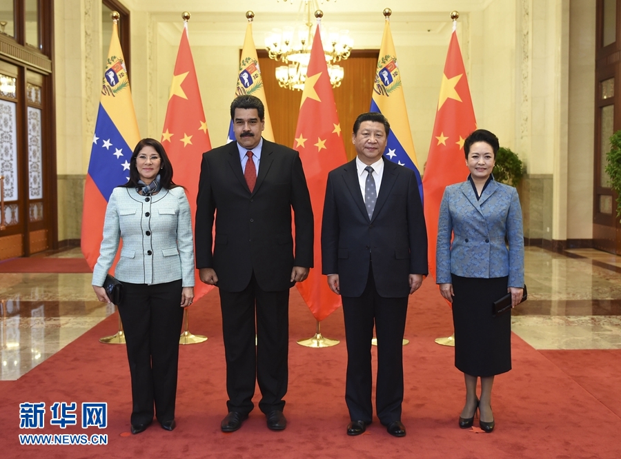 1月7日，國家主席習(xí)近平在北京人民大會堂會見委內(nèi)瑞拉總統(tǒng)馬杜羅。這是會見前，習(xí)近平和夫人彭麗媛同馬杜羅夫婦合影。 新華社記者 張鐸 攝