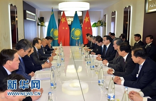 1月21日，中國國務(wù)院總理李克強在瑞士達沃斯會見哈薩克斯坦總理馬西莫夫。 新華社記者 李濤 攝