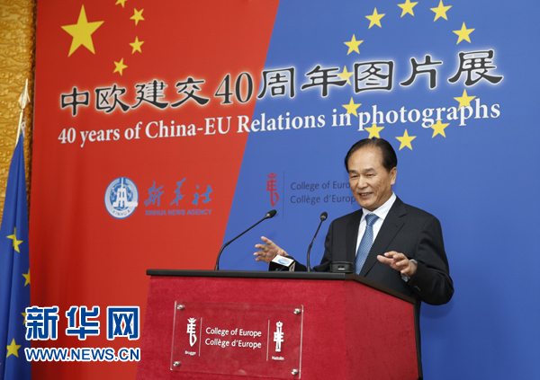 5月18日，正在比利時(shí)訪問的新華社社長蔡名照在比利時(shí)布魯日歐洲學(xué)院舉行的“中歐建交40周年圖片展”開幕式上致辭。在中歐建交40周年之際，由新華社、歐洲學(xué)院主辦的“中歐建交40周年圖片展”18日在位于比利時(shí)布魯日的歐洲學(xué)院開幕。 新華社記者葉平凡攝 