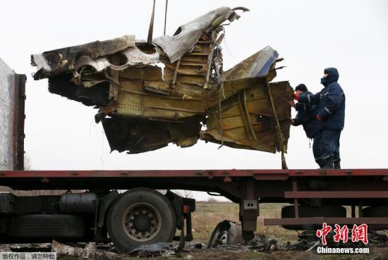 資料圖：2014年11月16日，烏克蘭頓涅茨克地區(qū)，墜毀MH17飛機(jī)事故現(xiàn)場(chǎng)成功搜尋到起落架的部分殘骸，一大塊機(jī)身殘片等。