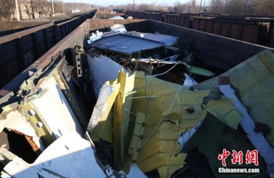 資料圖：烏克蘭頓涅茨克，MH17墜毀客機的殘骸裝上火車。圖片來源：CFP視覺中國