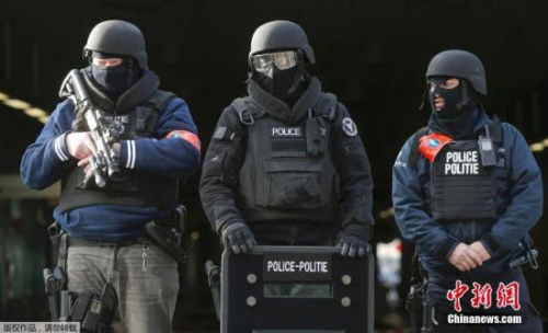 布魯塞爾全副武裝的警察。