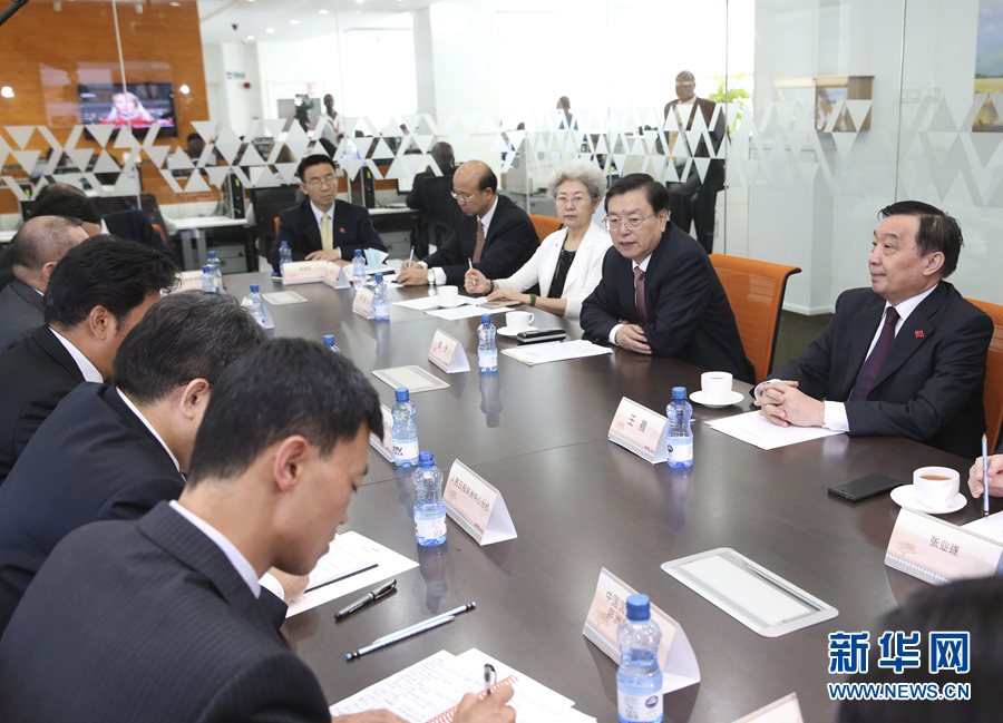 這是3月25日，張德江在肯尼亞首都內羅畢考察中央電視臺非洲分臺并接見中央媒體駐非洲機構負責人。 新華社記者馬占成攝