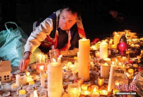 3月23日晚，倫敦民眾在市中心的特拉法加廣場舉行燭光集會，悼念此前一天發(fā)生在英國議會大廈附近的恐怖襲擊事件遇難者。 <a target='_blank' ><p  align=