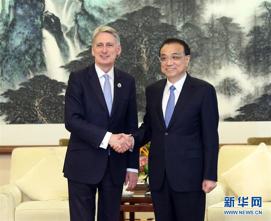 （時(shí)政）李克強(qiáng)會見英國首相特別代表、財(cái)政大臣哈蒙德