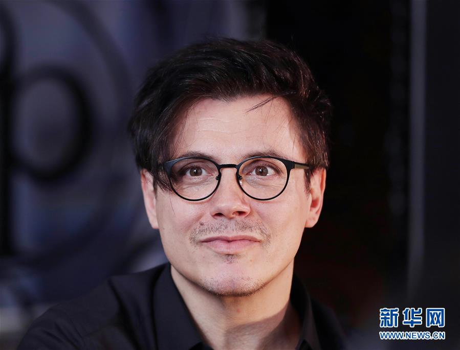 （國際·圖文互動）（6）通訊：手牽手，我們共同驅(qū)散陰霾——法國音樂人創(chuàng)作抗疫歌曲背后的故事