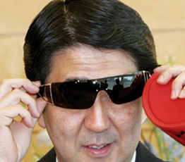 2015，安倍會繼續(xù)"暴走"嗎？