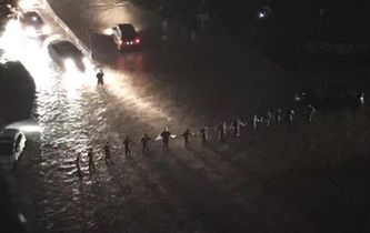 暴雨中的“最美人墻”找到了！