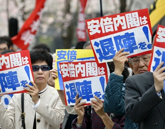 麻煩重重 安倍難逃“森友劫”？